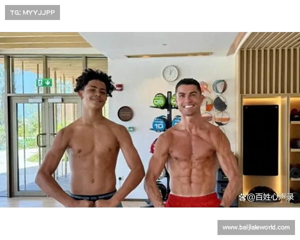 C罗健身照引关注 父子互动展现运动魅力与家庭情感 C罗健身照引关注 父子互动展现运动魅力与家庭情感